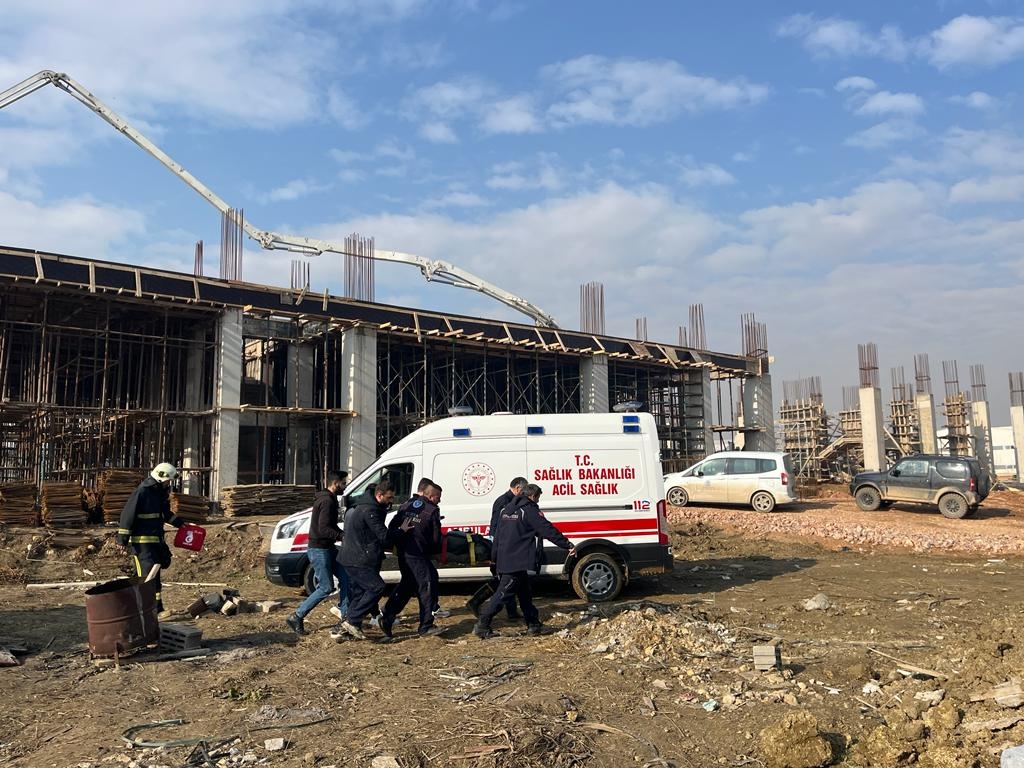 Beton dökülen inşaatın çökmesi sonucu 6 işçi yaralandı