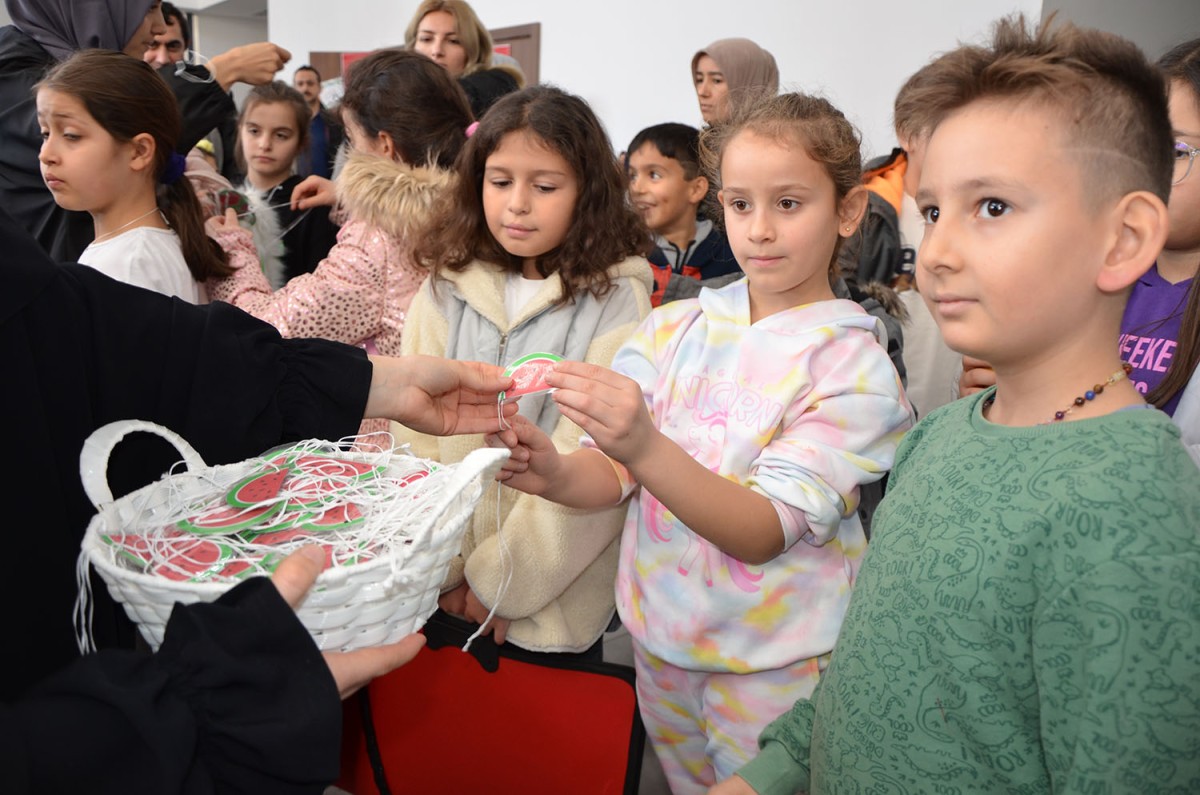 Filistinli çocuklar için anma etkinliği düzenledi.