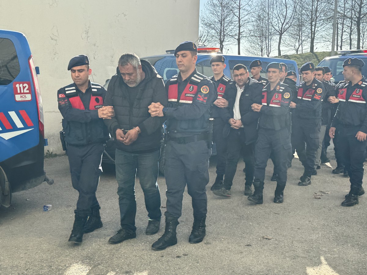 Kuzey Marmara Otoyolu'ndaki zincirleme kazaya ilişkin gözaltına alınan 7 sürücü adliyede