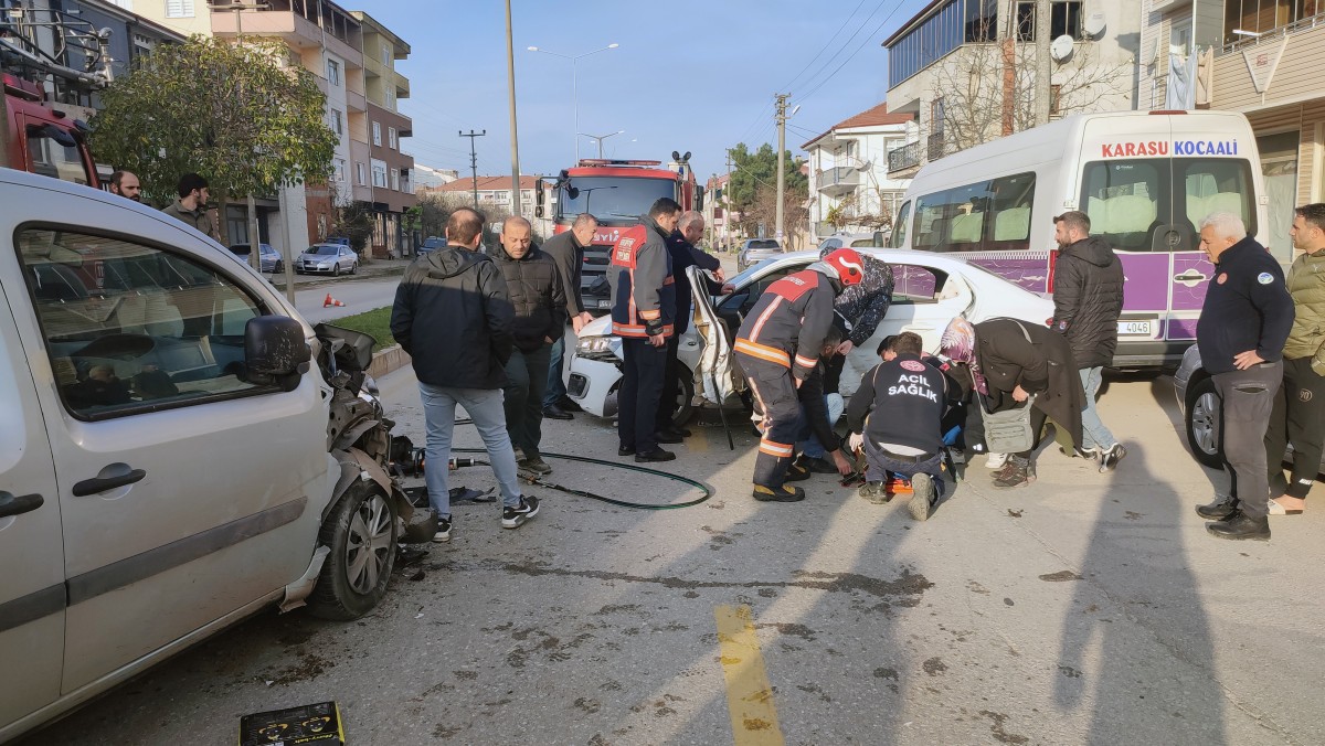 Karasu'da hafif ticari araçla çarpışan otomobilin sürücüsü yaralandı