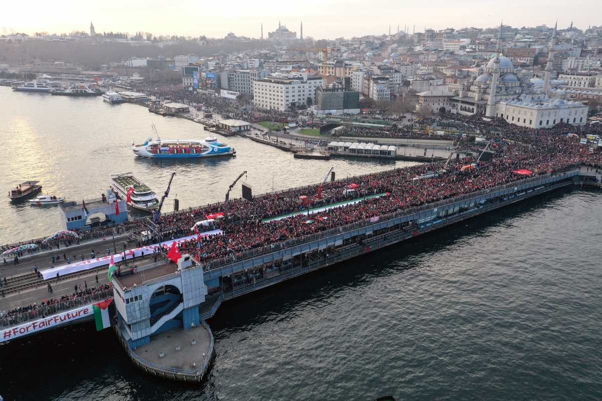 ″Şehitlerimize rahmet, Filistin'e destek″ etkinliği için on binlerce kişi Galata Köprüsü'ne yürüdü