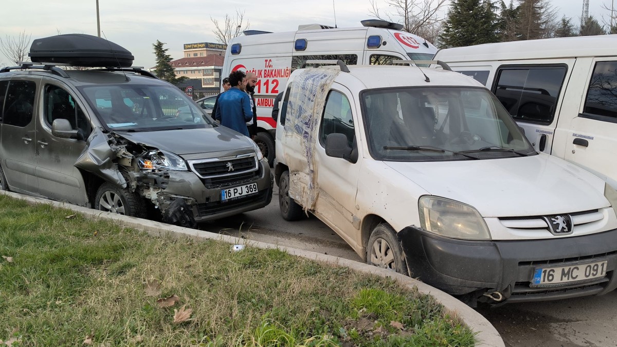 4 aracın karıştığı zincirleme kazada 1kişi yaralandı