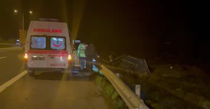 Anadolu Otoyolu'nda şarampole devrilen tırın sürücüsü yaralandı