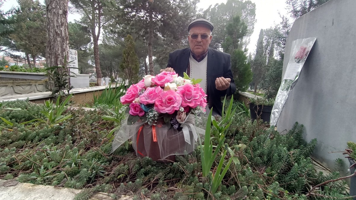 Vefat eden karısını her Sevgililer Günü'nde mezarında çiçeklerle anıyor