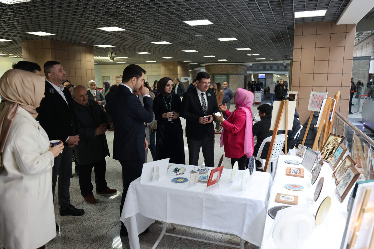 Yeşilay Danışmanlık Merkezi atölyelerinin sergisi Yenikapı'da açıldı