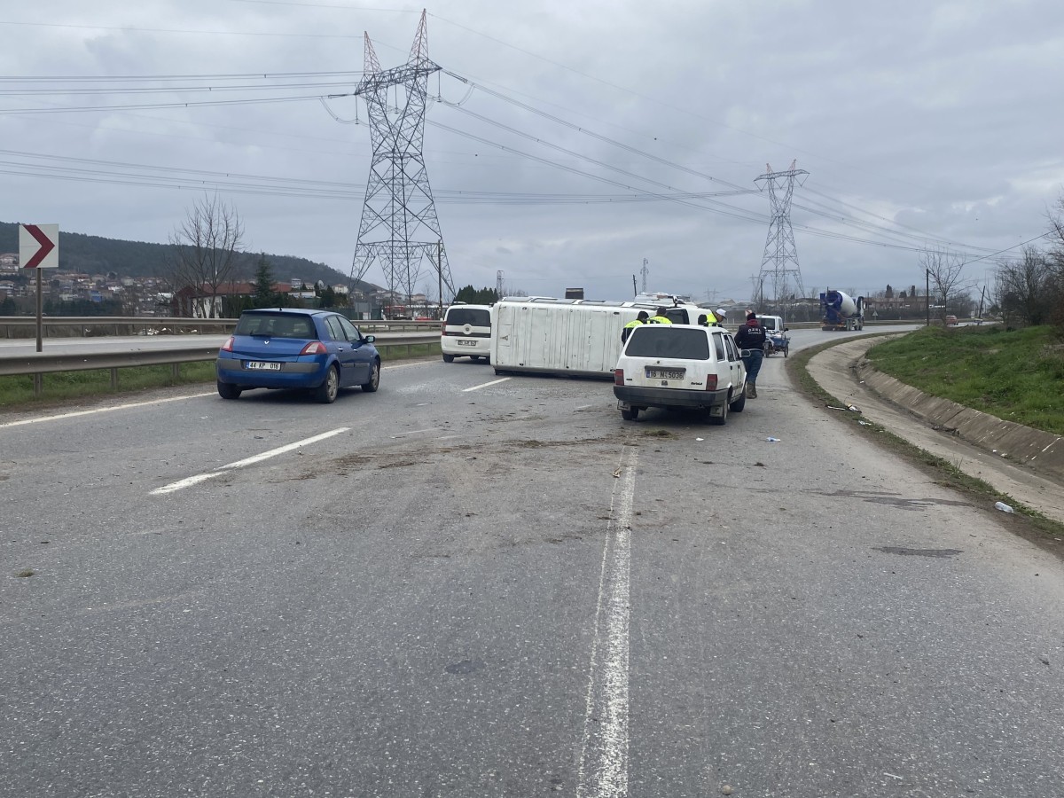Sakarya'da devrilen minibüsteki 4 kişi yaralandı