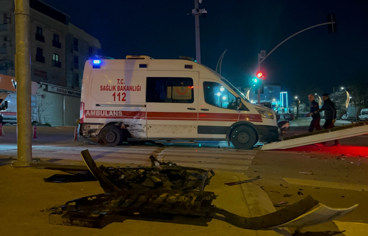 Ambulansla otomobilin çarpıştı: Kazada 4 kişi yaralandı