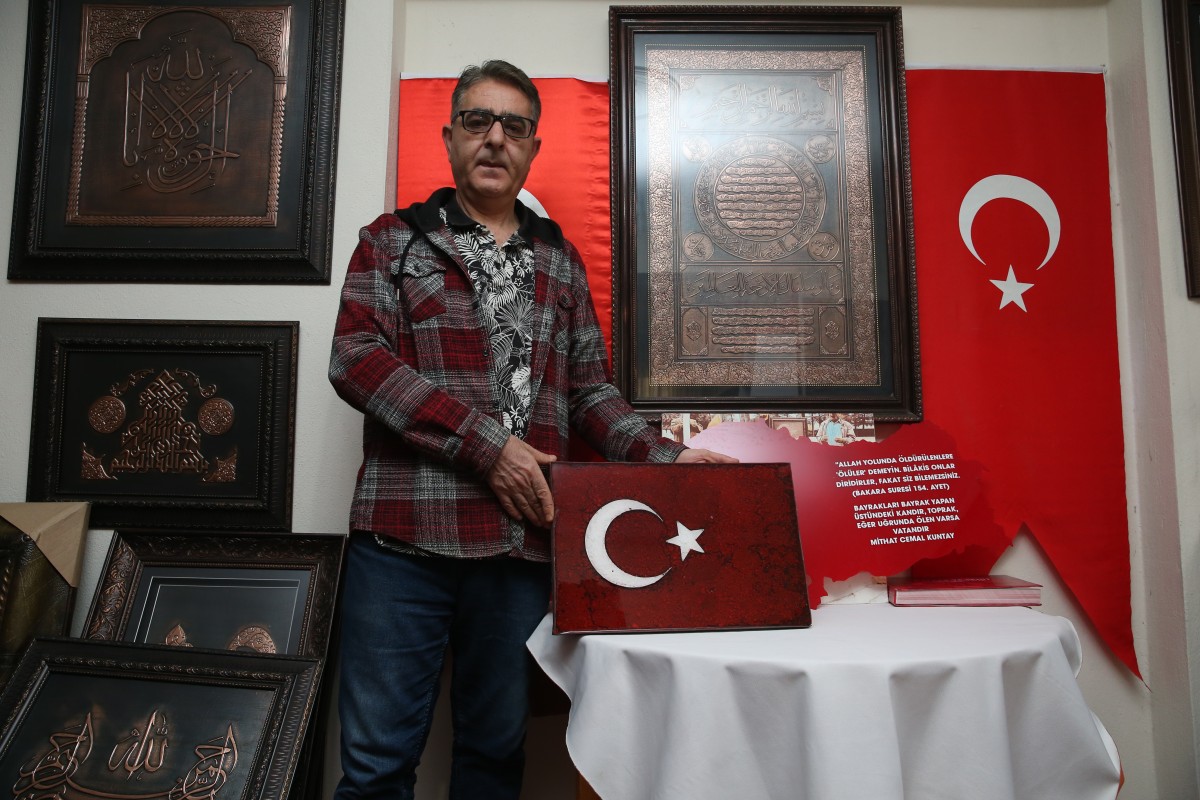 Şehit mezarlarından aldığı topraklardan Türk bayrağı tablosu yaptı