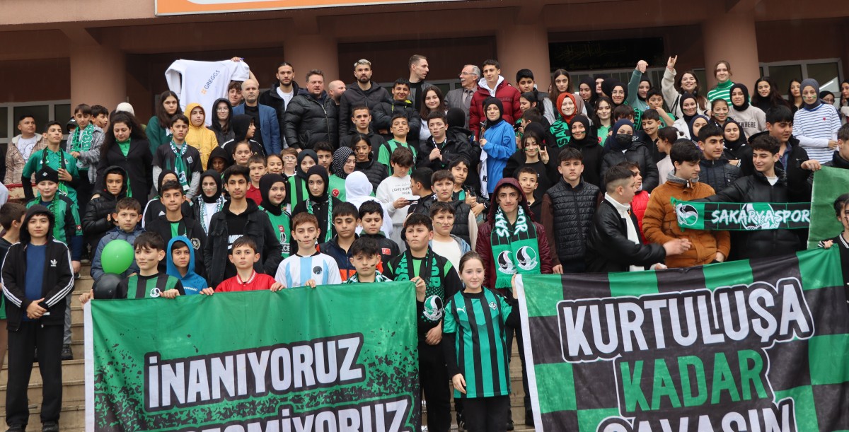 Sakaryasporlu futbolcular Ferizli'de ortaokul öğrencileriyle buluştu