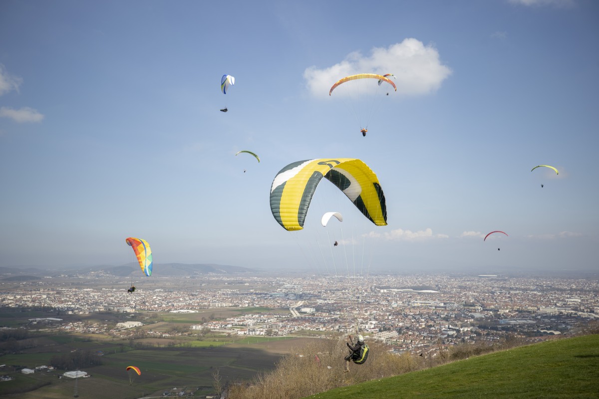 Yamaç paraşütü tutkunlarının gözde adresi Kırantepe'de gökyüzü şenlendi