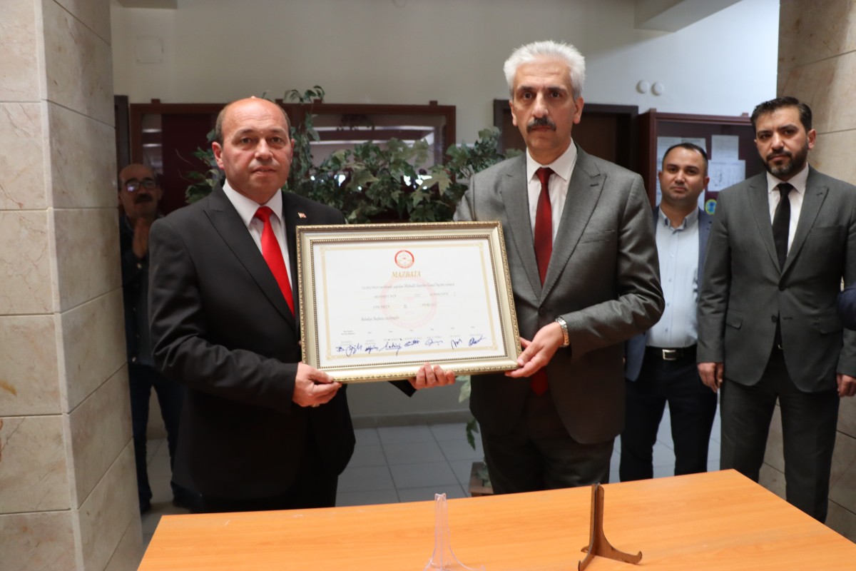 Ferizli Belediye Başkanı Mehmet Ata, mazbatasını aldı