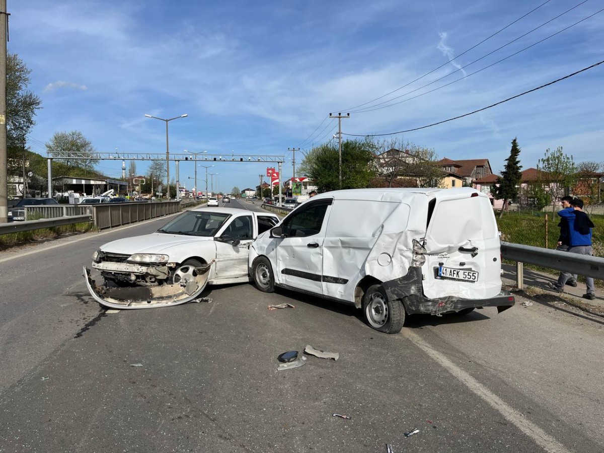 Sakarya'da zincirleme trafik kazasında 4 kişi yaralandı
