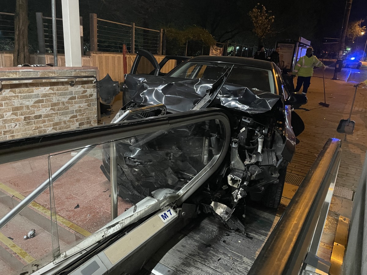  İki otomobilin çarpıştığı kazada yaralanan 4 kişi hastaneye kaldırıldı