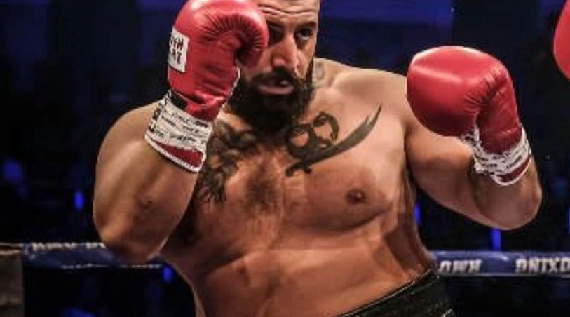 Türk boksör Umut Camkıran, Çek rakibi Salek'i yenerek 21. galibiyetini elde etti