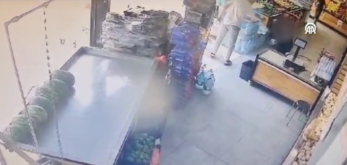 Sakarya'da market çalışanına silahlı saldırı kamerada