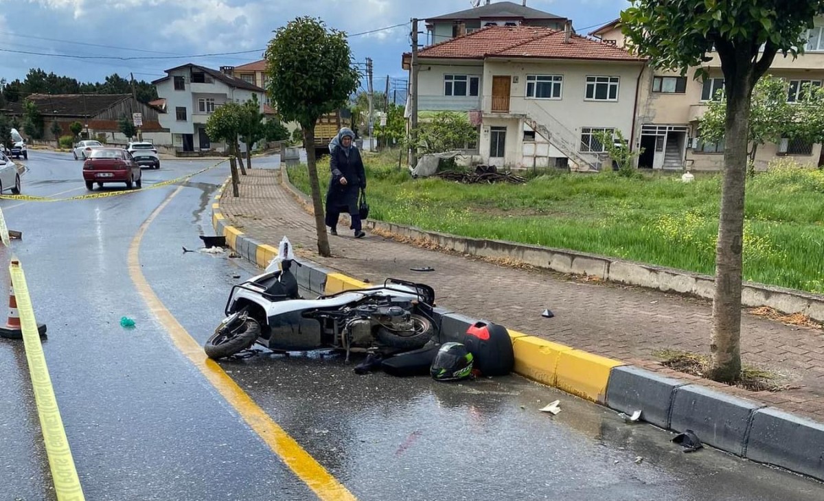 Sakarya'da kamyonla çarpışan motosikletin sürücüsü hayatını kaybetti