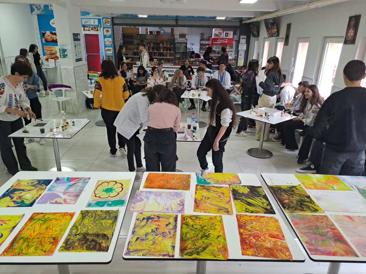 Romanyalı lise öğrencileri, Sakarya'da ilk kez ebru sanatını deneyimledi