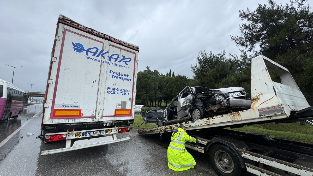 Sakarya'da geri manevra yaparken tırla çarpışan otomobildeki 2 kişi yaralandı