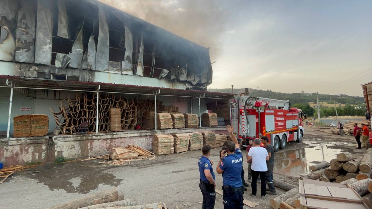 Sakarya'da kereste atölyesinde çıkan yangın söndürüldü