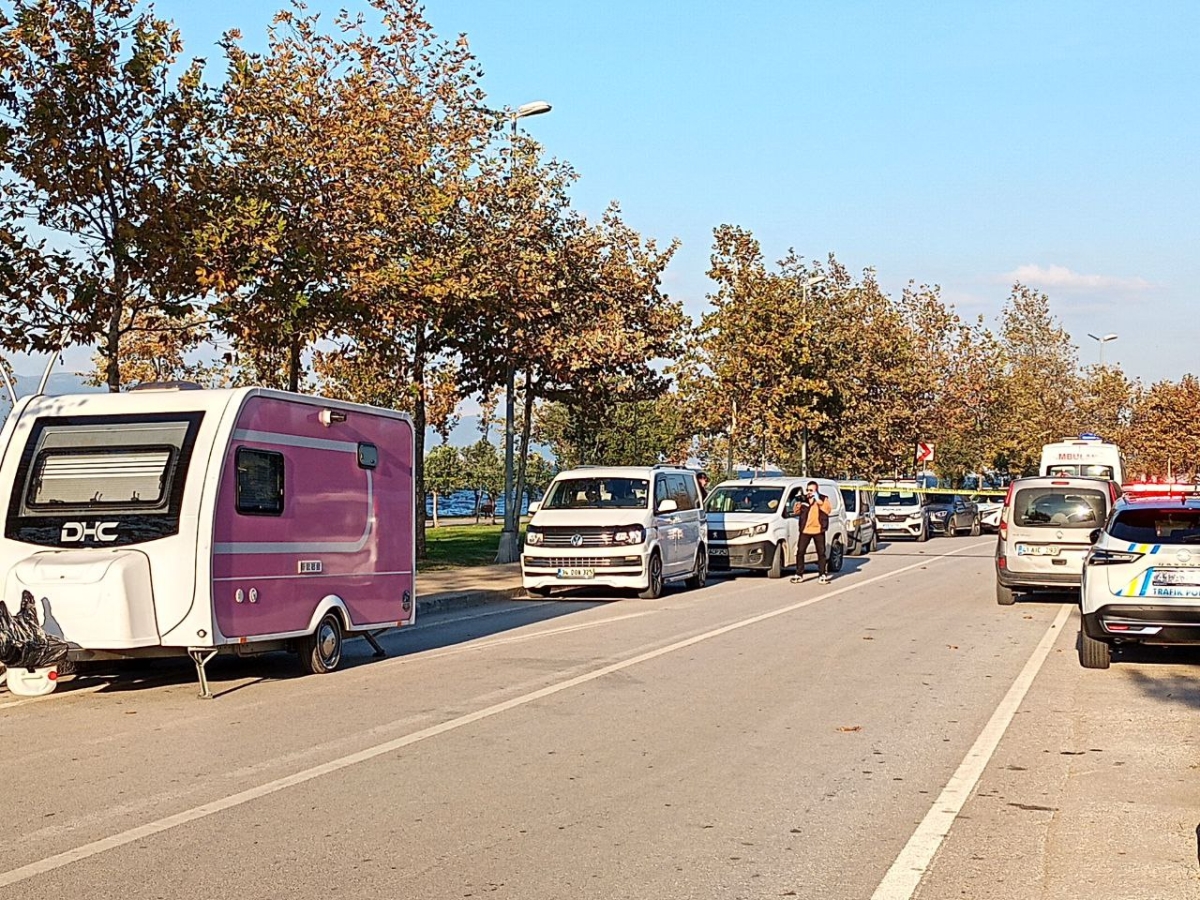 Bir kişi minibüste silahla vurulmuş halde ölü bulundu