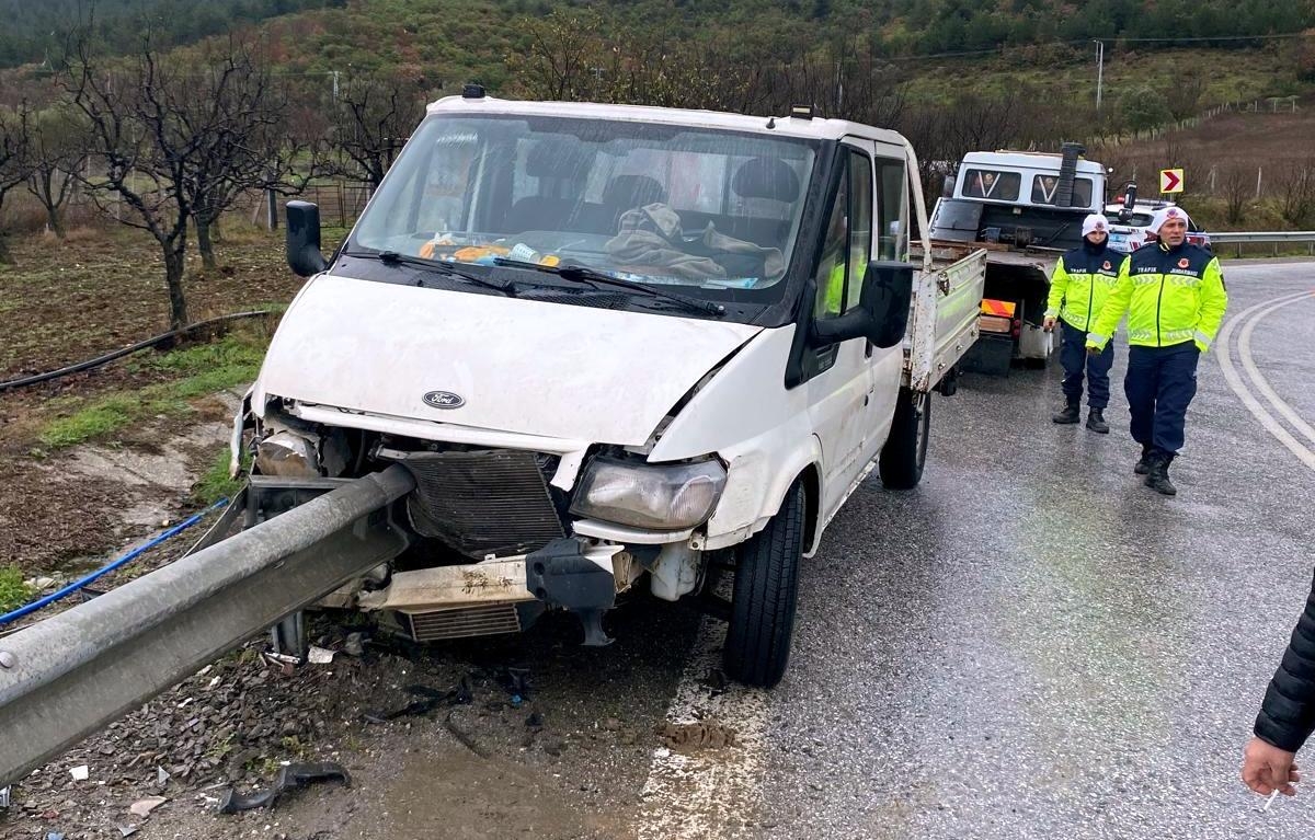 Sakarya'da bariyere çarpan kamyonetteki 1 kişi yaralandı