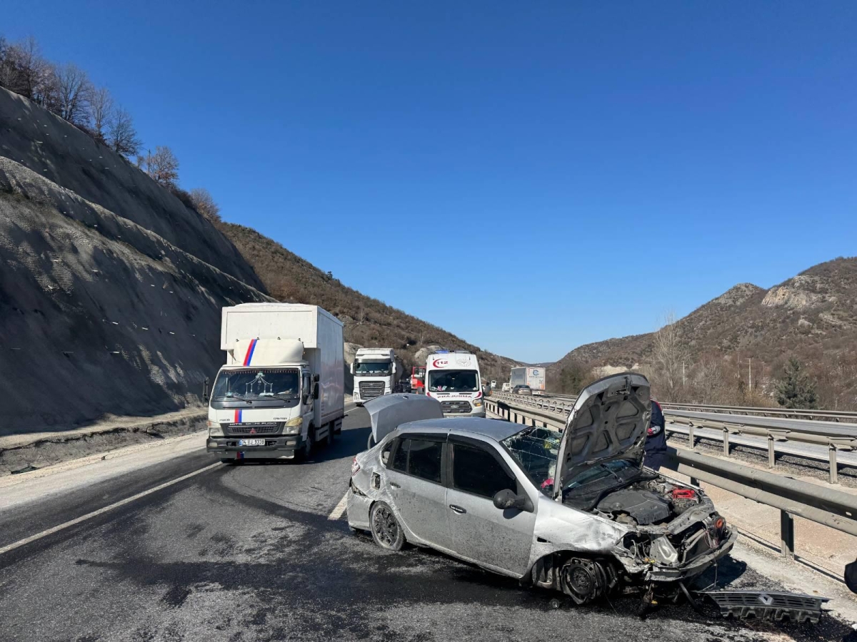 Bariyere çarpan otomobildeki 3 kişi yaralandı