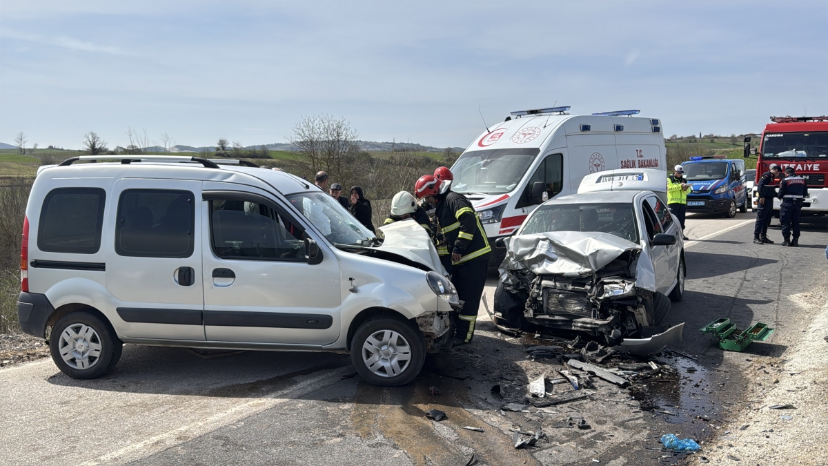 Hafif ticari araçla otomobilin çarpıştığı kazada 3 kişi yaralandı