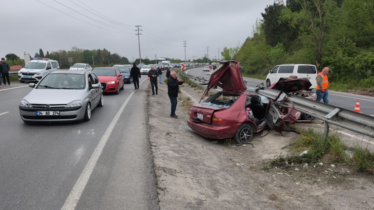 Sakarya'da bariyerlere saplanan otomobildeki 2 kişi ağır yaralandı