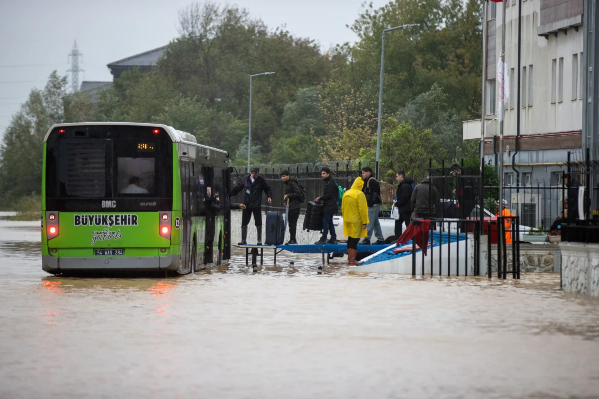 Sakarya KYK Yurdundan 700 Öğrenci Tahliye Edildi