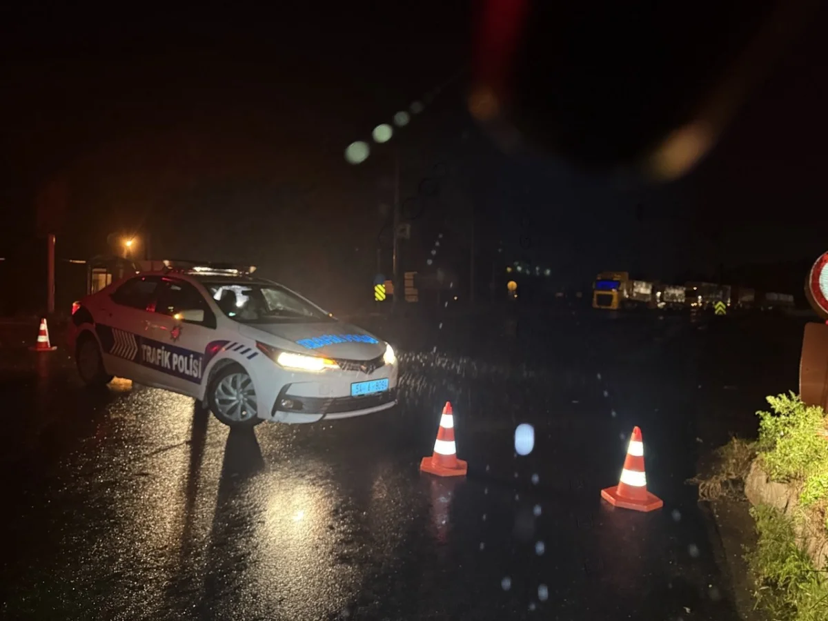 Sakarya'da Sağanak Yolları Kapattı