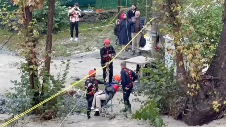 AFAD, Dere Taşkınında Mahsur Kalan 8 Kişiyi Kurtardı