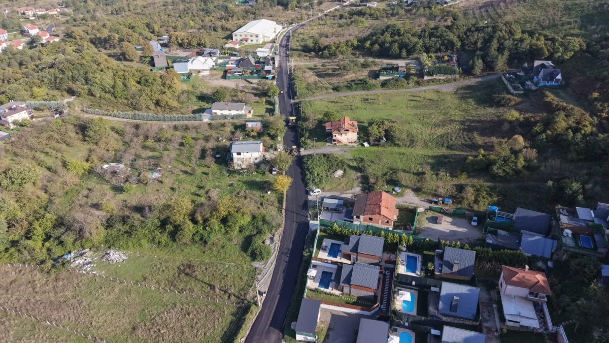 Sapanca Hacımercan'da Yollar Sıcak Asfaltla Yenilendi