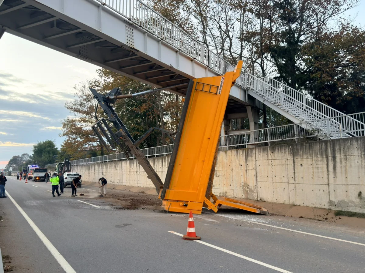 Sakarya'da Açık Kalan Damper Üst Geçide Takıldı: 2 Ağır Yaralı