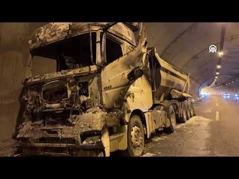 Kuzey Marmara Otoyolu'nun Kocaeli kesiminde seyir halindeki tır tünelde yandı