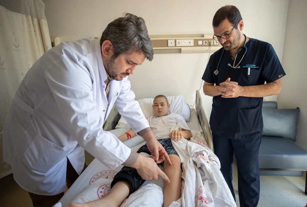 Kırgızistanlı kemik kanseri çocuk Türkiye'de tedaviyle bacağını kaybetmekten kurtuldu