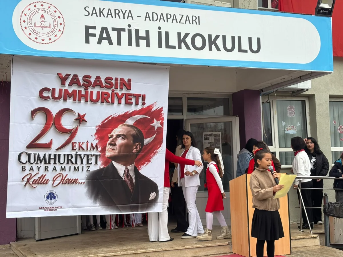 Adapazarı Fatih İlkokulu’nda Cumhuriyet’e büyük sevgi…