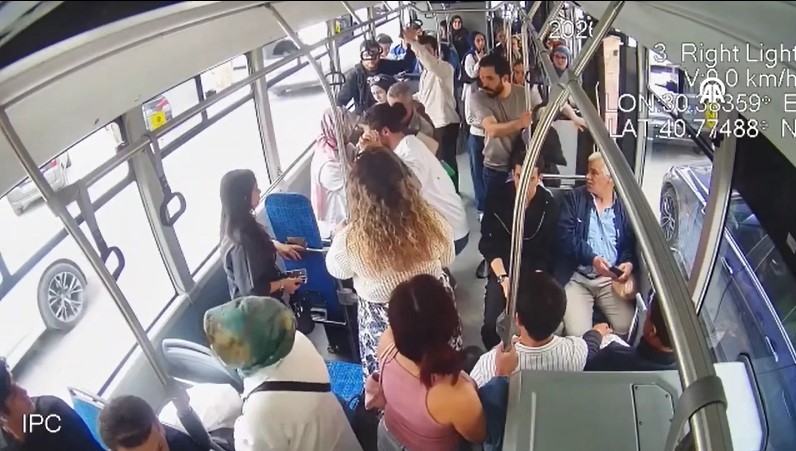 Sakarya'da rahatsızlanan yolcunun belediye otobüsüyle hastaneye yetiştirdi