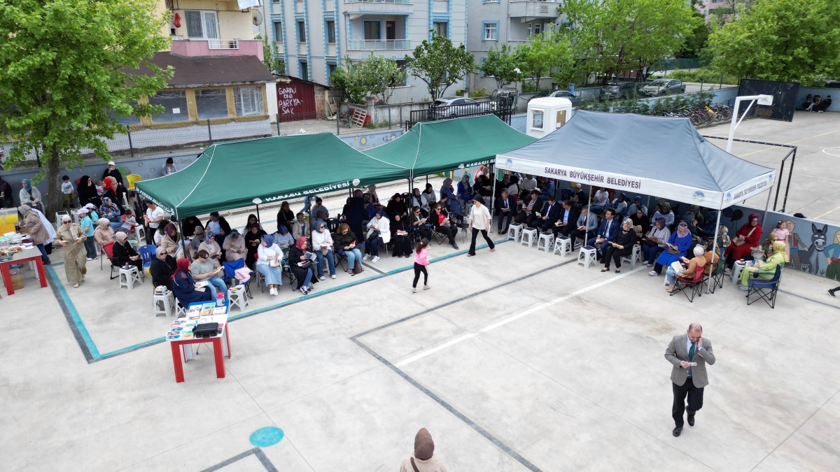 Teknolojiden uzaklaştılar, okul bahçesinde toplanarak kitap okudular