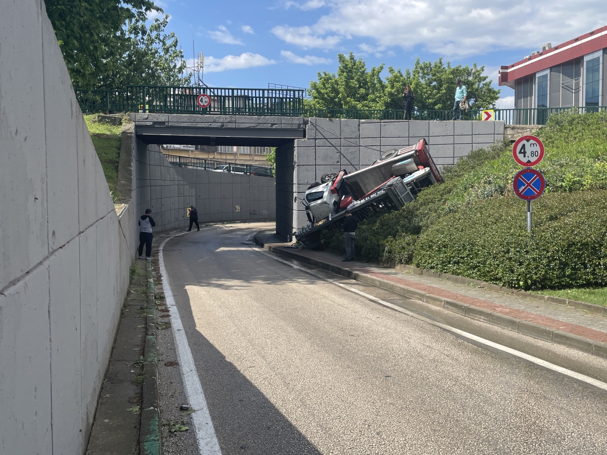 Bursa'da köprülü kavşakta 3 metre yüksekten devrilen kamyonetteki 3 kişi yaralandı