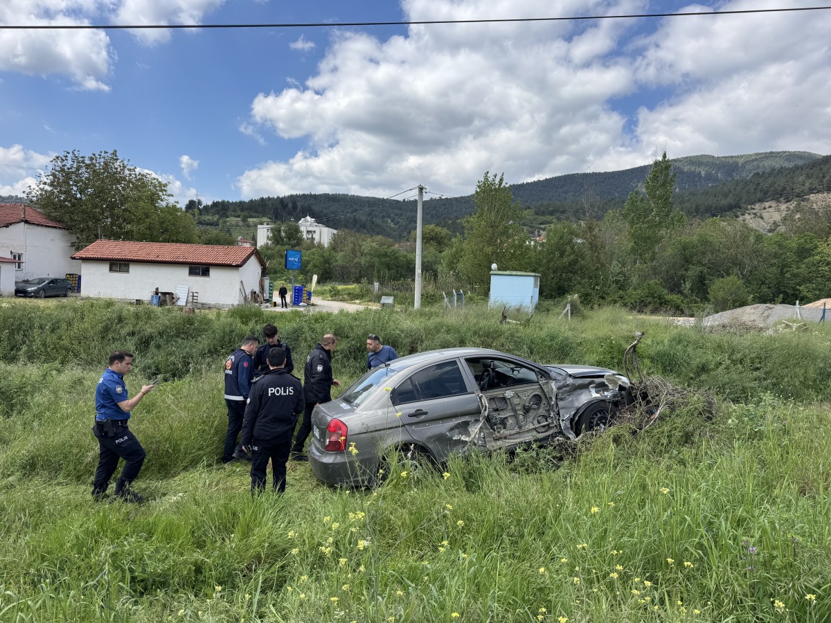 Sakarya'da çarpışan kamyon ile otomobilde hasar oluştu