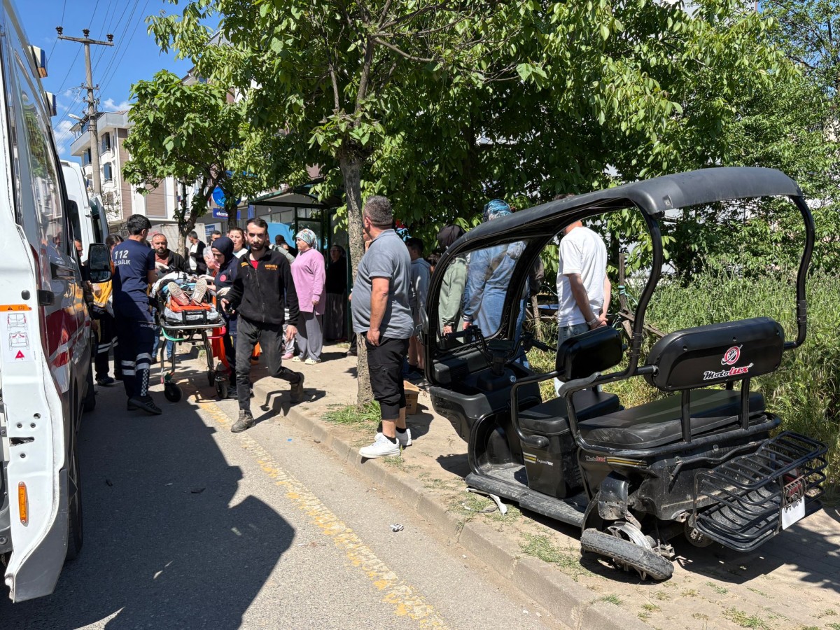 Sakarya'da sürücü kursu aracıyla çarpışan elektrikli motosikletteki 4 kişi yaralandı