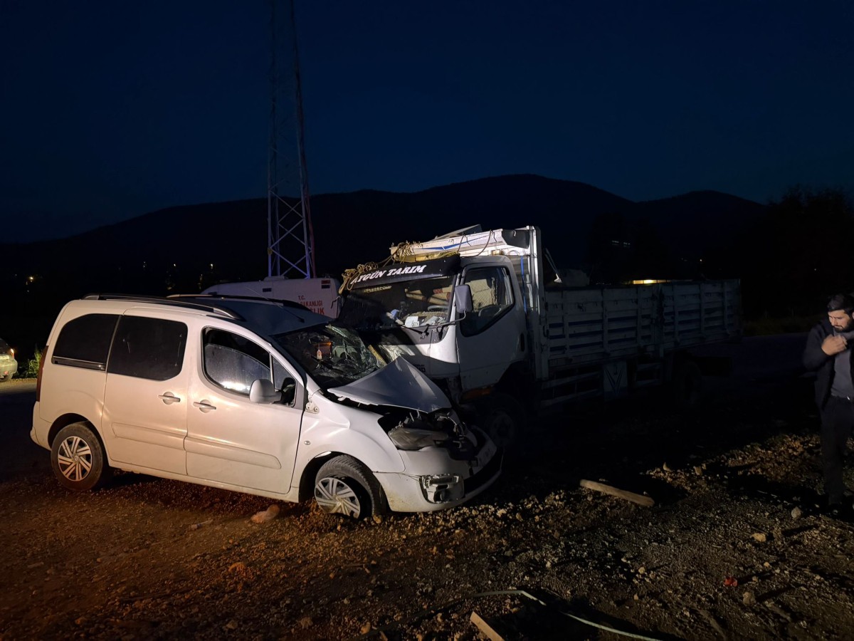 Sakarya'da kamyonet ile hafif ticari aracın çarpıştığı kazada sürücüler yaralandı