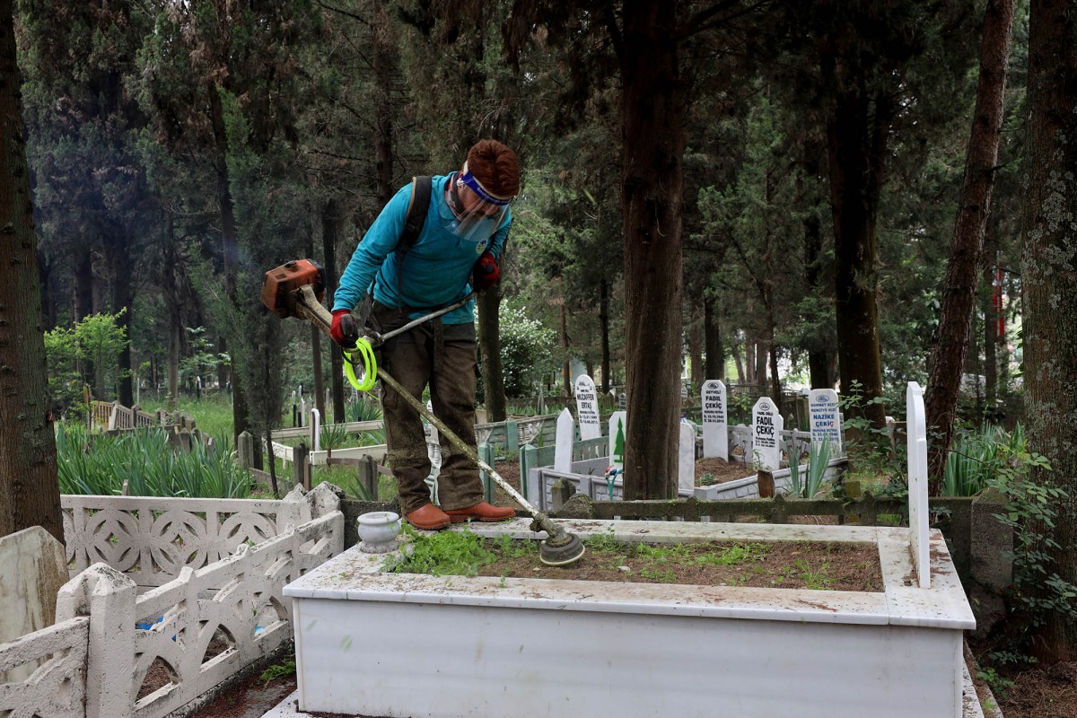 Büyükşehir 1500 mezarlıkta kapsamlı bakım yaptı
