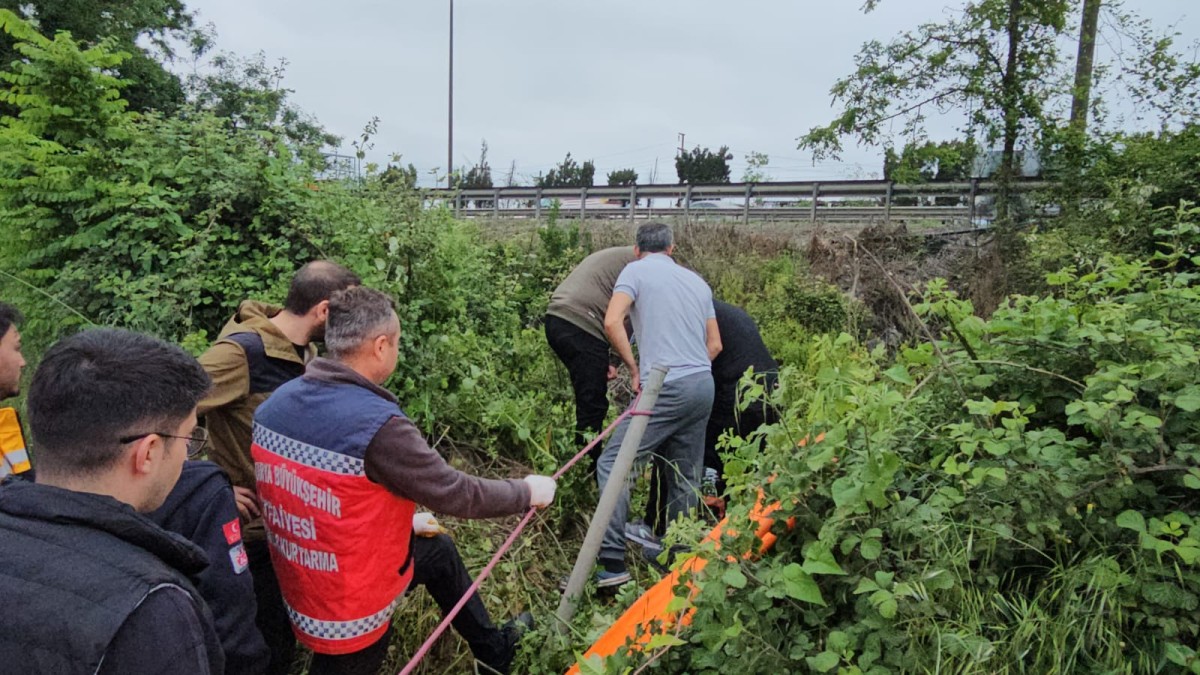 Sakarya'da su kanalına devrilen otomobildeki 2 kişi yaralandı