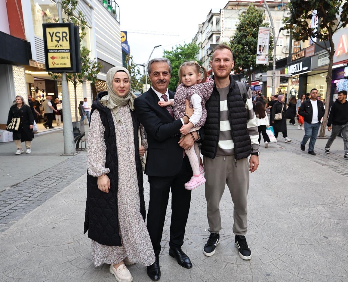 Başkan Alemdar, vatandaşların bayram heyecanını paylaştı