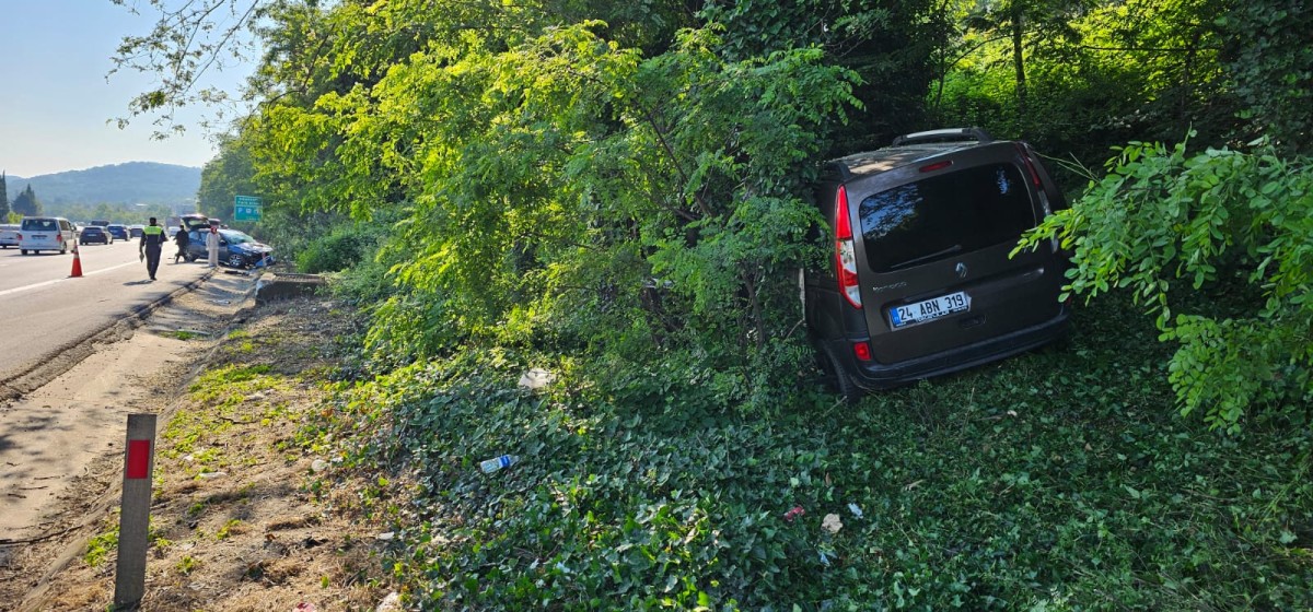 Anadolu Otoyolu'nda otomobille hafif ticari aracın çarpışması sonucu 3 kişi yaralandı