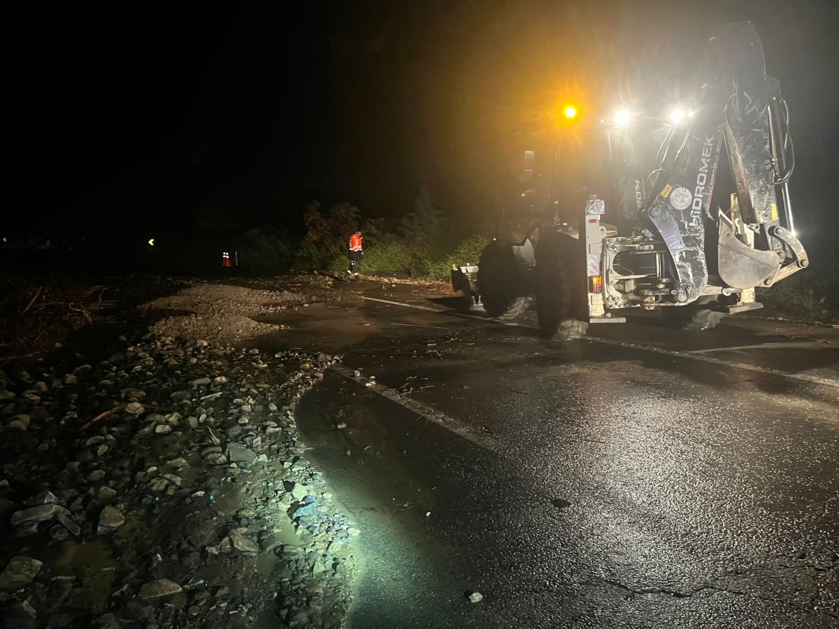 Bilecik-Sakarya kara yolu dağdan sürüklenen toprak, ağaç ve taşlar nedeniyle bir süre ulaşım aksadı