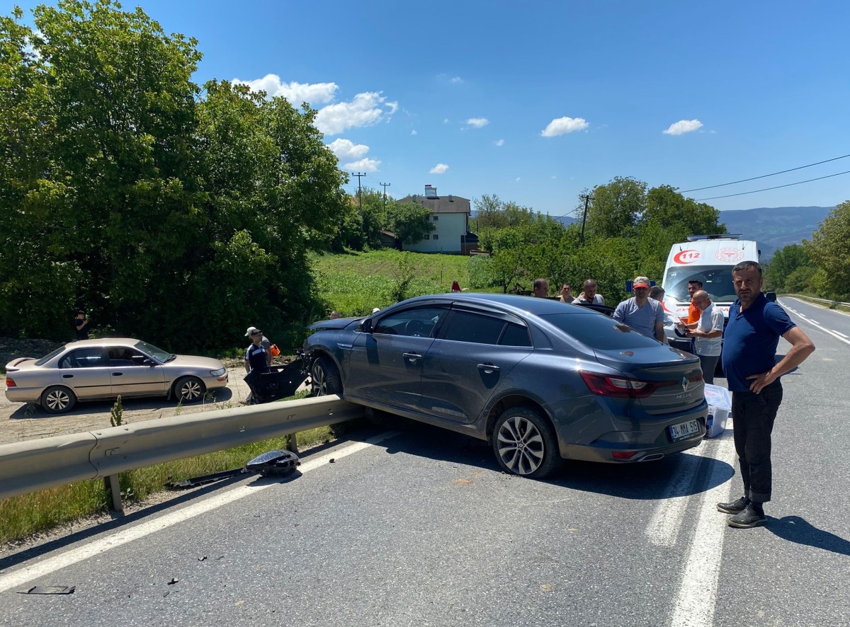 Sakarya’da iki ayrı kazada 5 kişi yaralandı