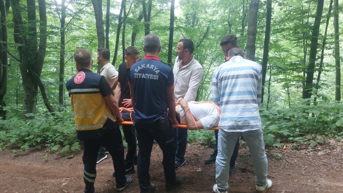 Sakarya'da ormanlık alanda kayaların üzerine düşen motosiklet sürücüsü yaralandı