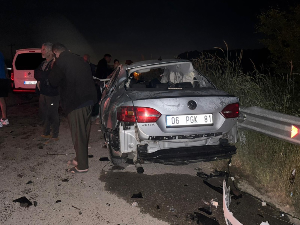 Sakarya'da otomobil ile hafif ticari aracın çarpıştığı kazada 4 kişi yaralandı